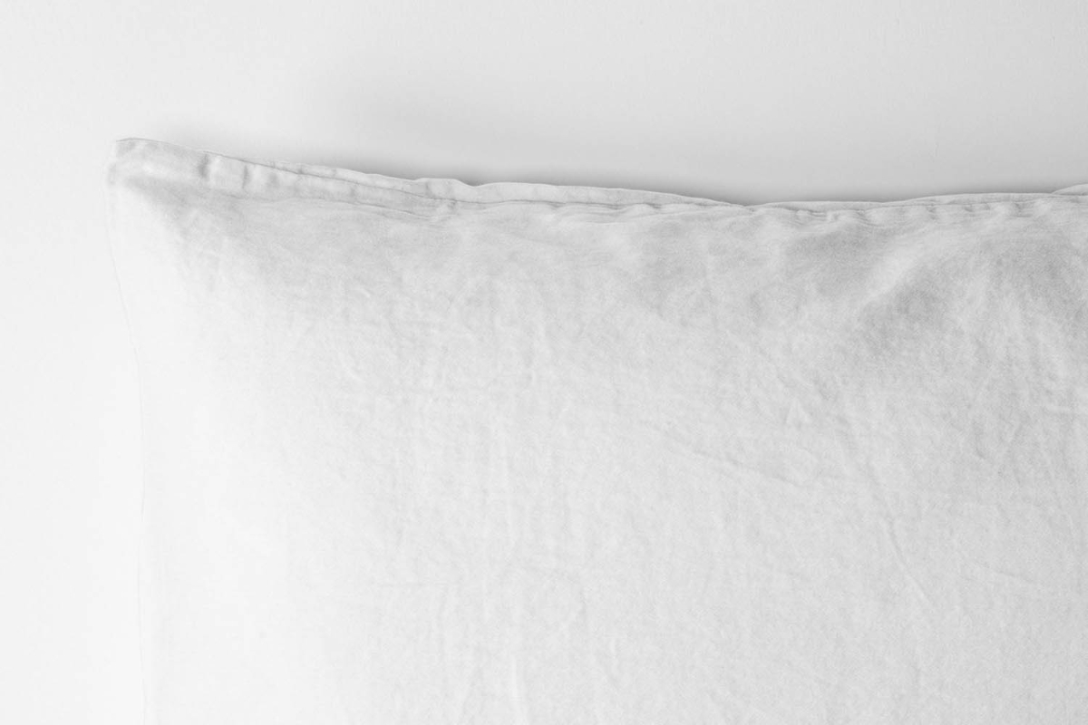Taie d'oreiller en satin de coton bio lavé uni | Maison Aveni