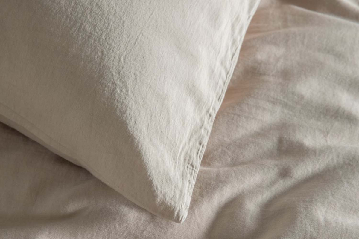 Taie d'oreiller en satin de coton bio lavé uni | Maison Aveni