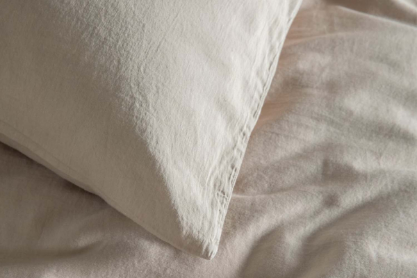 Taie d'oreiller en satin de coton bio lavé uni | Maison Aveni