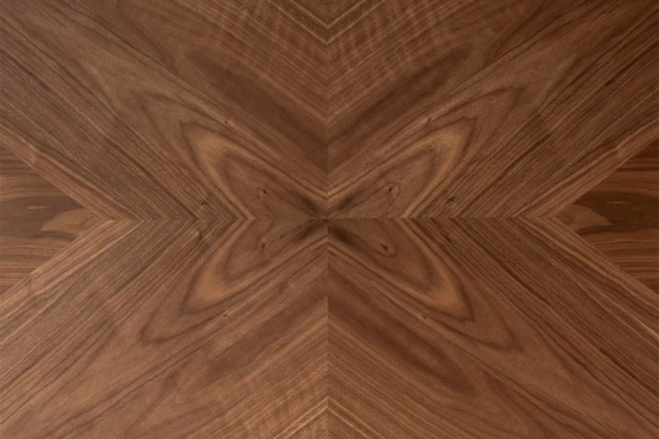Table effet noyer et pieds métal 6-8 pers. pour salon raffiné