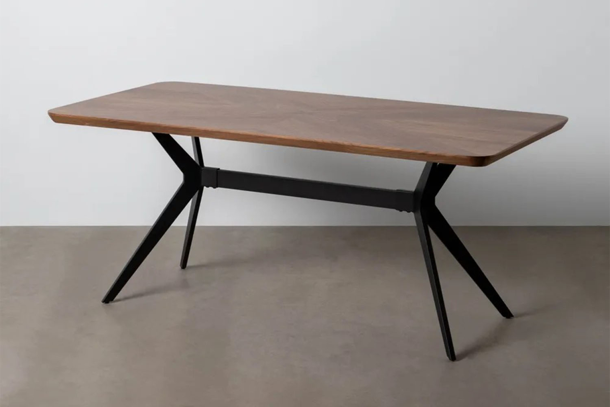 Table effet noyer et pieds métal 6-8 pers. pour salon raffiné