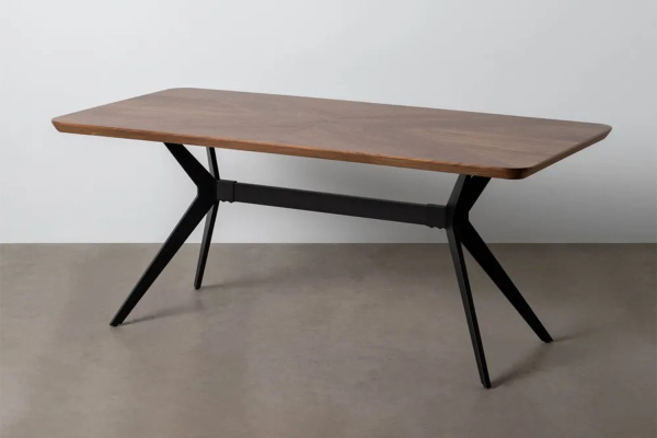 Table effet noyer et pieds métal 6-8 pers. pour salon raffiné