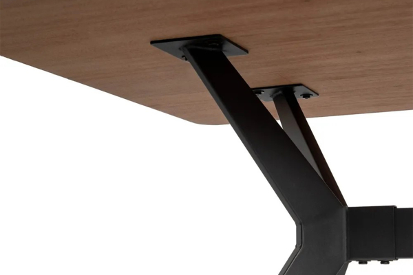 Table effet noyer et pieds métal 6-8 pers. pour salon raffiné