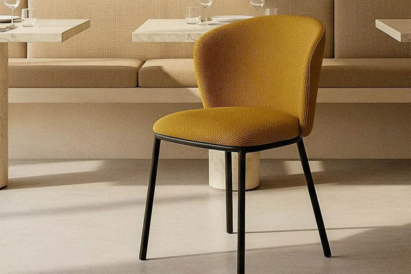 Chaise en tissu texturé et pieds métal Sorren