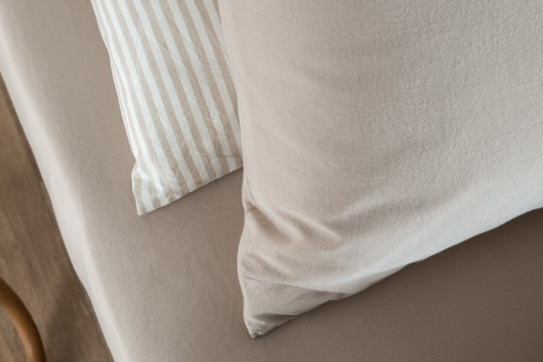 Drap housse satin de coton bio lavé uni | Maison Aveni