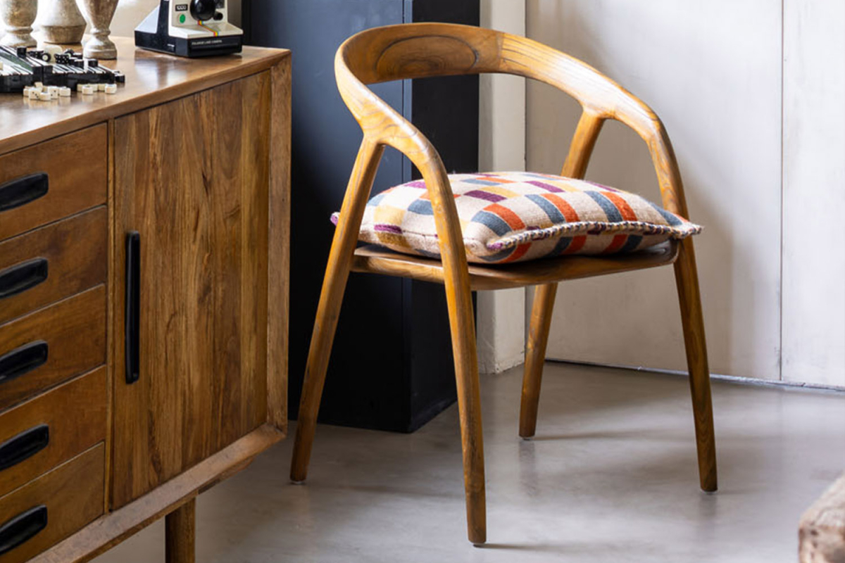 Chaise avec accoudoirs en sungkai massif Isandor