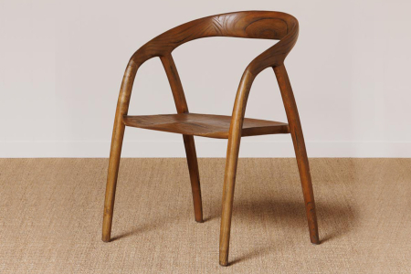 Chaise avec accoudoirs en sungkai massif Isandor