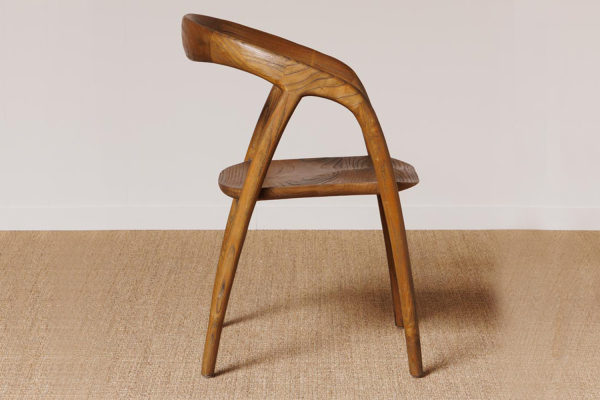 Chaise avec accoudoirs en sungkai massif Isandor