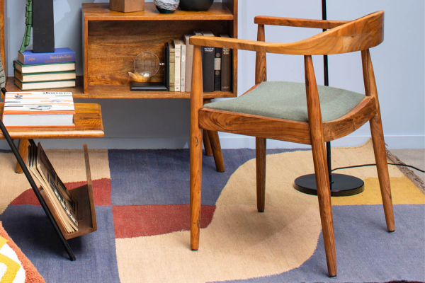 Chaise avec accoudoirs en acacia massif et tissu Maelis