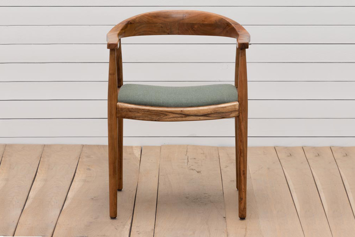 Chaise avec accoudoirs en acacia massif et tissu Maelis