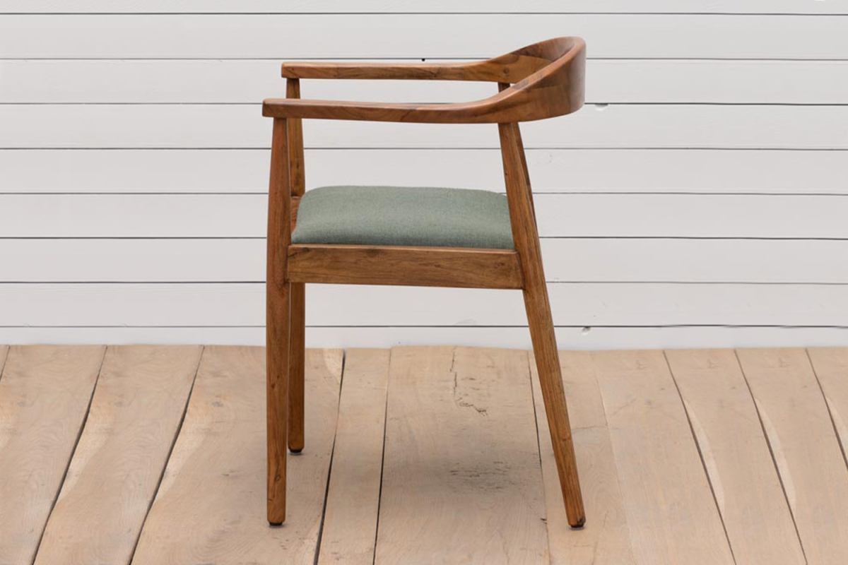 Chaise avec accoudoirs en acacia massif et tissu Maelis