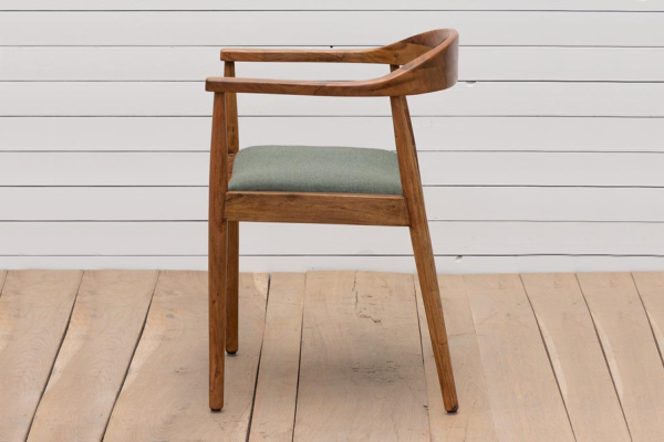 Chaise avec accoudoirs en acacia massif et tissu Maelis
