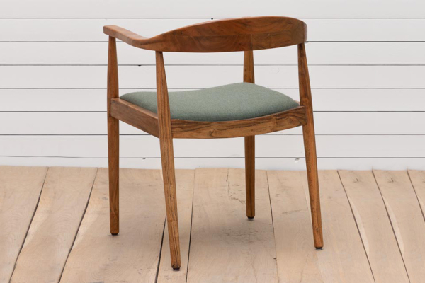 Chaise avec accoudoirs en acacia massif et tissu Maelis