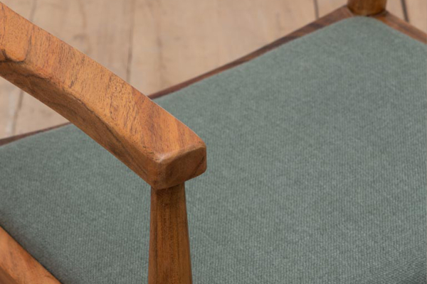 Chaise avec accoudoirs en acacia massif et tissu Maelis