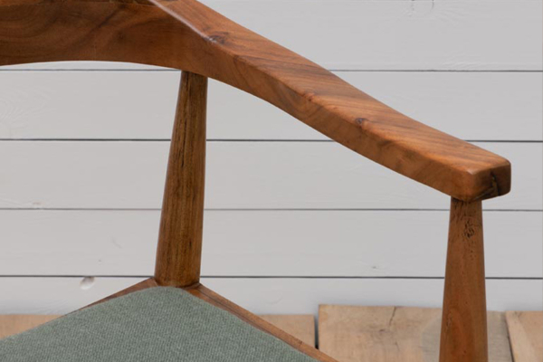 Chaise avec accoudoirs en acacia massif et tissu Maelis