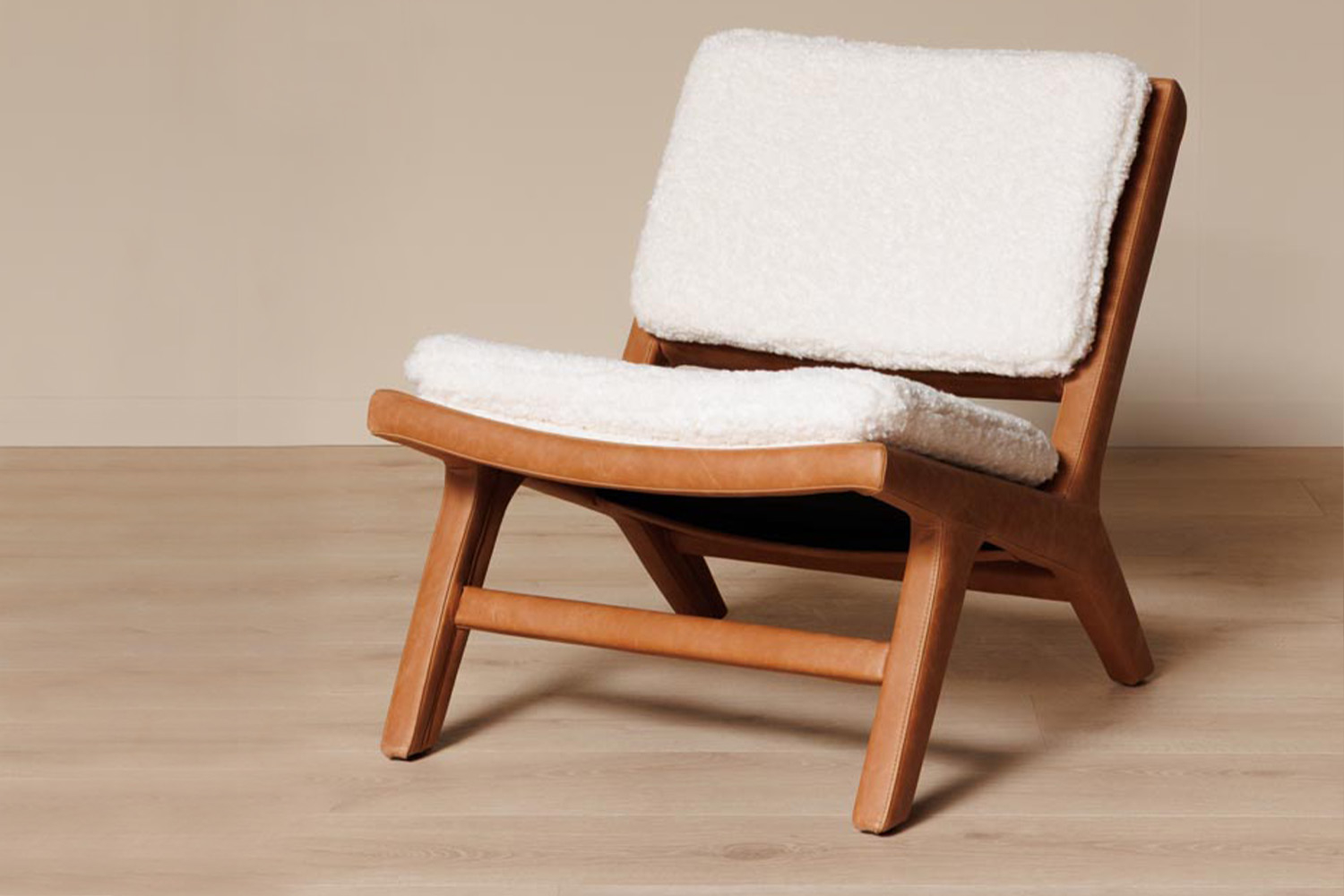 Fauteuil en bois cuir et bouclette Elora