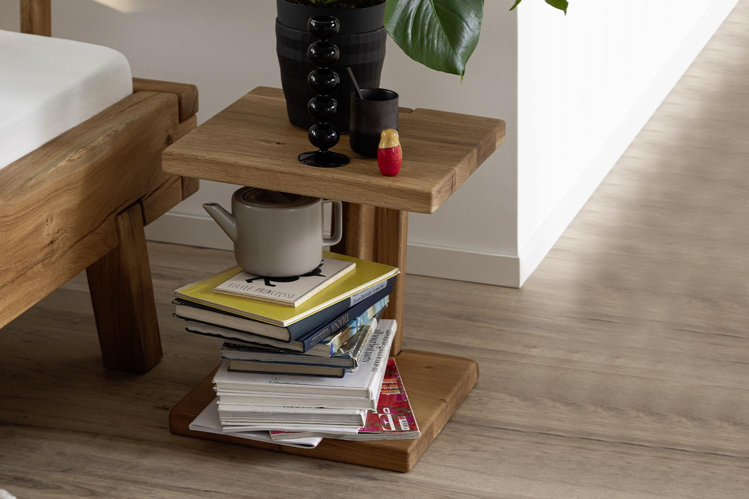 Melor – Table de chevet en chêne massif au design minimaliste