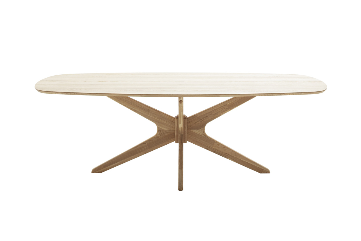 Table en chêne massif avec pieds étoile Jacob – Élégance et design