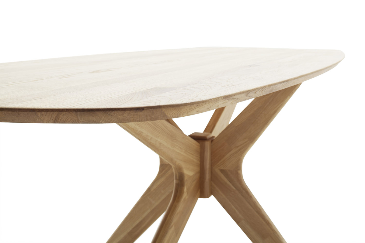 Table en chêne massif avec pieds étoile Jacob – Élégance et design