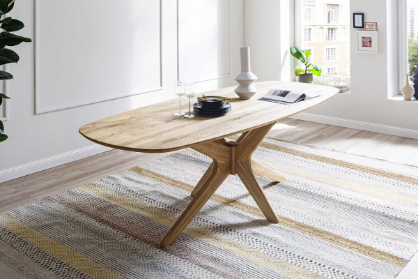 Table en chêne massif avec pieds étoile Jacob – Élégance et design
