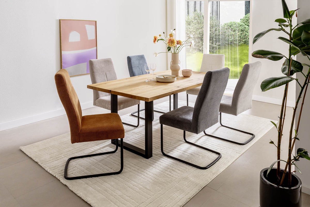 Table en chêne massif et pieds U en acier – Modernité élégante