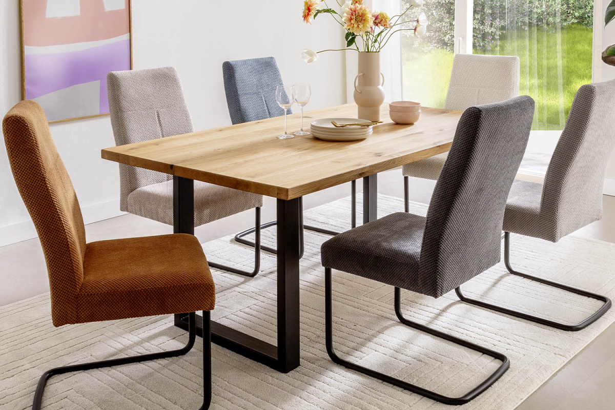 Table en chêne massif et pieds U en acier – Modernité élégante