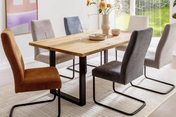 Table en chêne massif et pieds U en acier – Modernité élégante