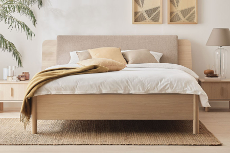 Lit coffre avec tête de lit inclinée Naya – Design, confort et espace