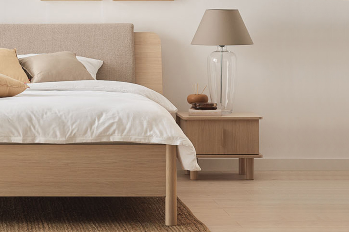 Lit coffre avec tête de lit inclinée Naya – Design, confort et espace