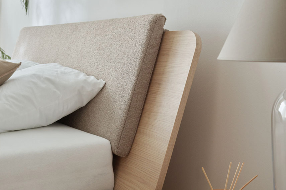 Lit coffre avec tête de lit inclinée Naya – Design, confort et espace