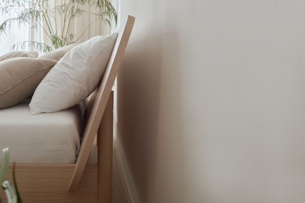 Lit coffre avec tête de lit inclinée Naya – Design, confort et espace