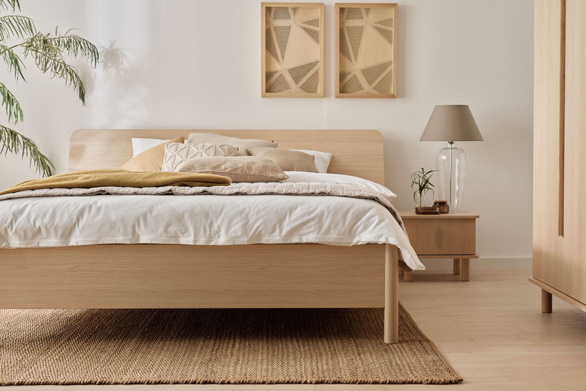 Lit coffre avec tête de lit inclinée Naya – Design, confort et espace