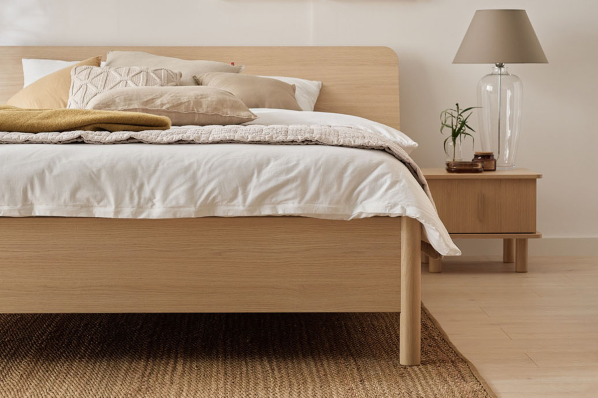 Lit coffre avec tête de lit inclinée Naya – Design, confort et espace