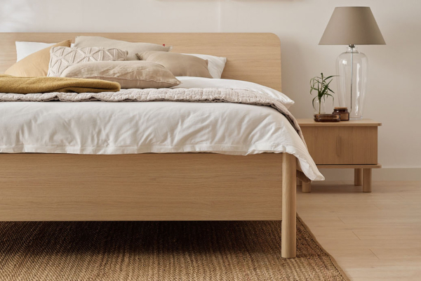 Lit coffre avec tête de lit inclinée Naya – Design, confort et espace