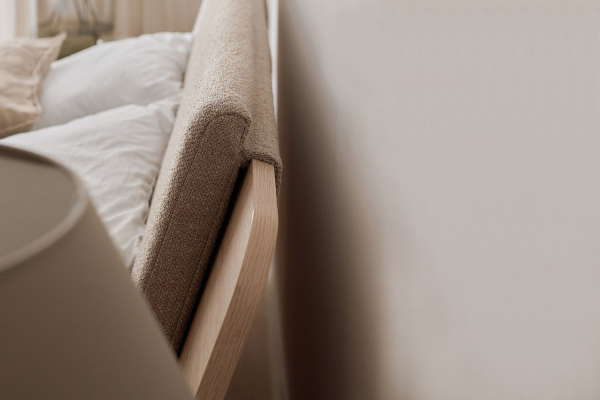 Lit coffre avec tête de lit inclinée Naya – Design, confort et espace