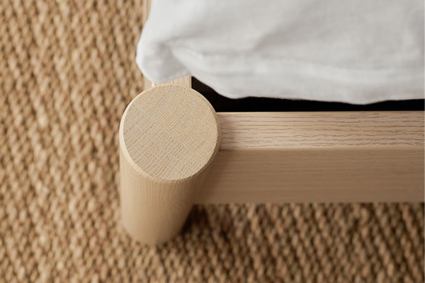 Lit coffre avec tête de lit inclinée Naya – Design, confort et espace