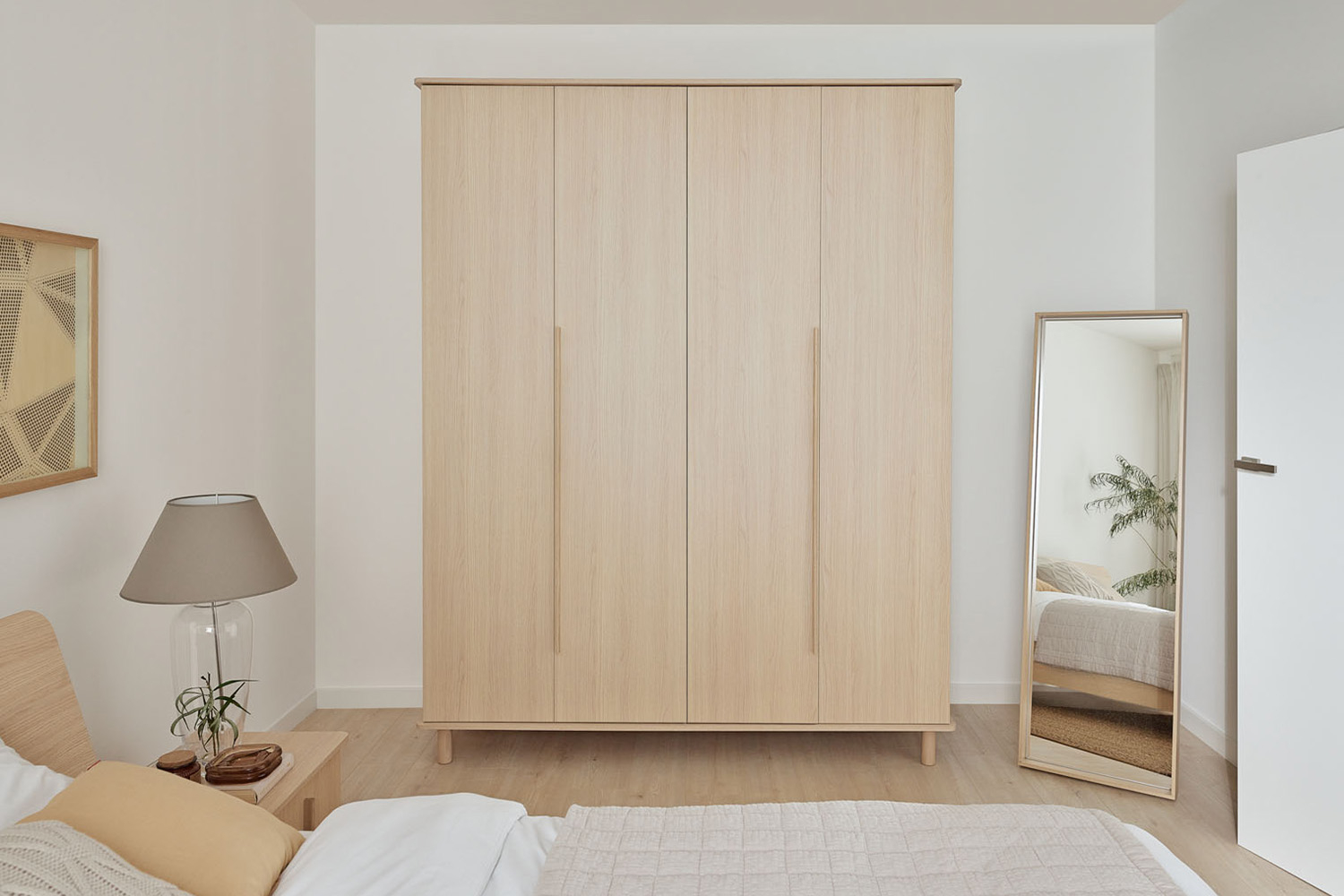Armoire 4 portes en bois Naya – Rangement spacieux et design raffiné