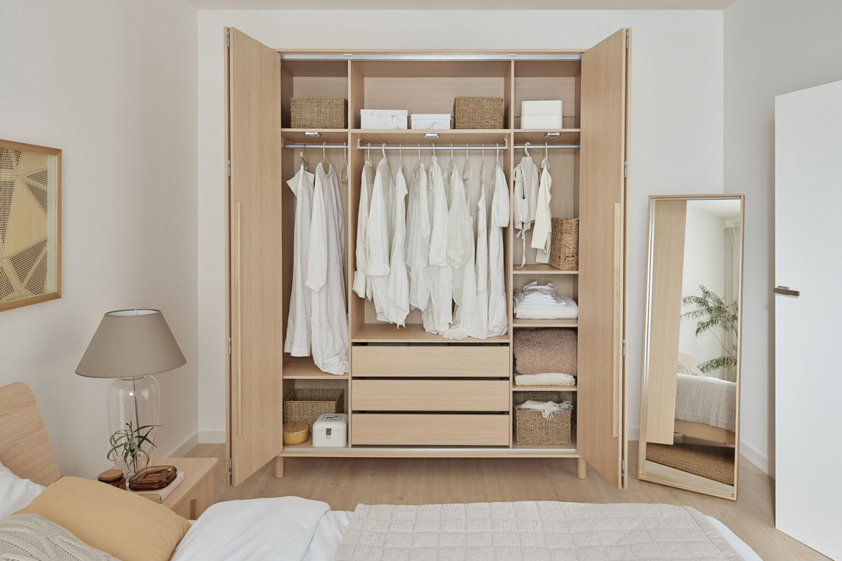 Armoire 4 portes en bois Naya – Rangement spacieux et design raffiné