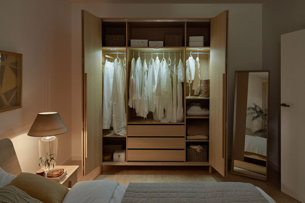 Armoire 4 portes en bois Naya – Rangement spacieux et design raffiné