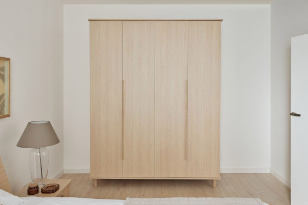 Armoire 4 portes en bois Naya – Rangement spacieux et design raffiné