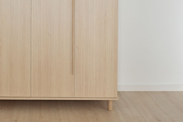 Armoire 4 portes en bois Naya – Rangement spacieux et design raffiné