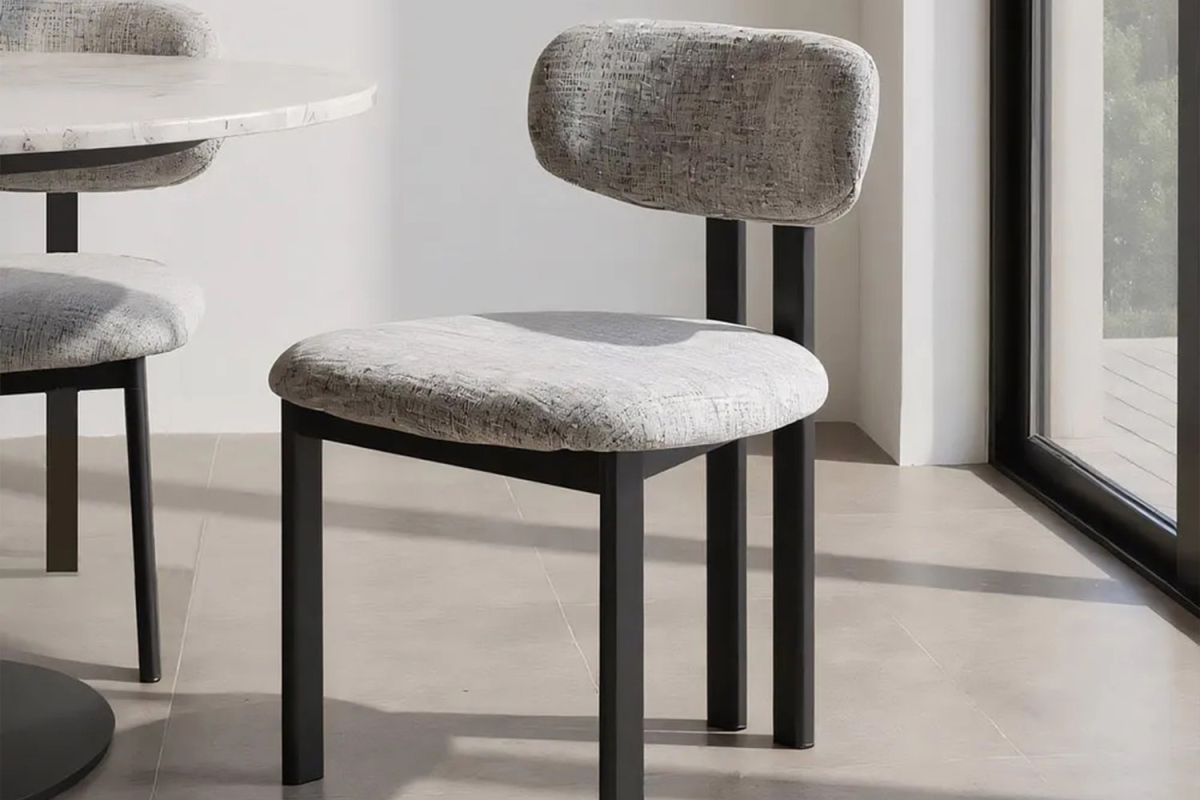 Chaise Maïa en tissu déperlant et pieds acier