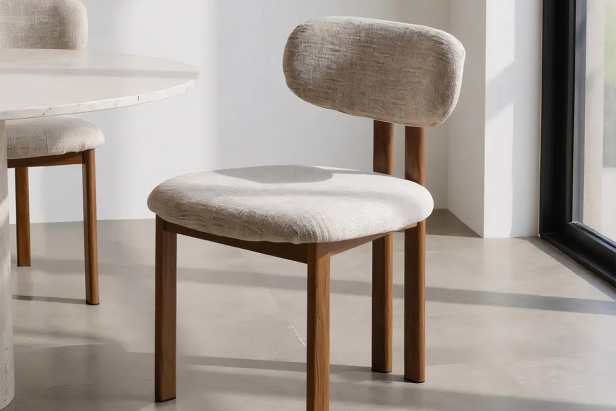 Chaise Maïa en tissu déperlant et pieds acier