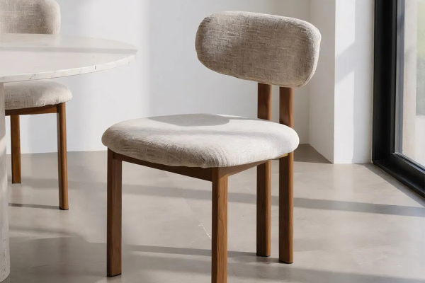 Chaise Maïa en tissu déperlant et pieds acier