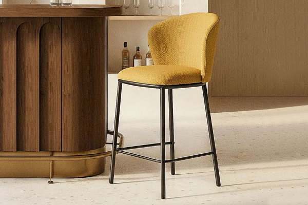 Tabouret haut en tissu et pied métal Sorren – Élégance et confort