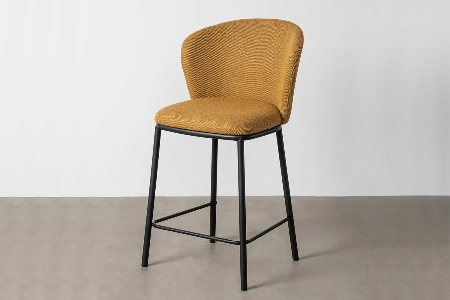 Tabouret haut en tissu et pied métal Sorren – Élégance et confort