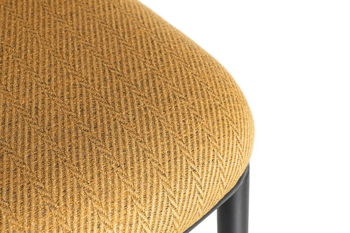 Tabouret haut en tissu et pied métal Sorren – Élégance et confort