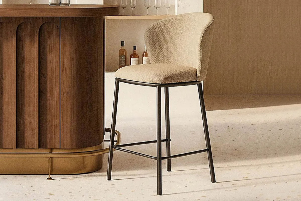 Tabouret haut en tissu et pied métal Sorren – Élégance et confort