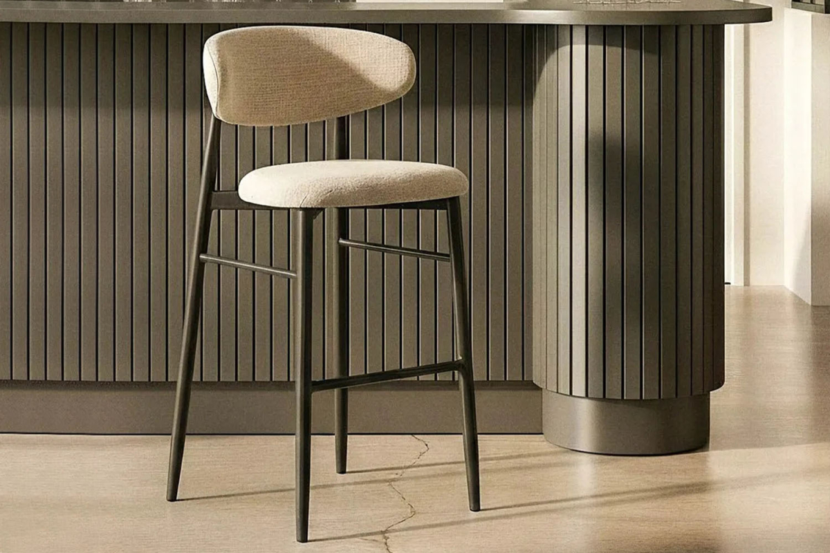 Tabouret haut 75 cm en tissu et pieds métal Milo – Design moderne