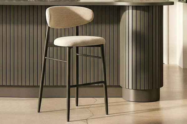 Tabouret haut 75 cm en tissu et pieds métal Milo – Design moderne